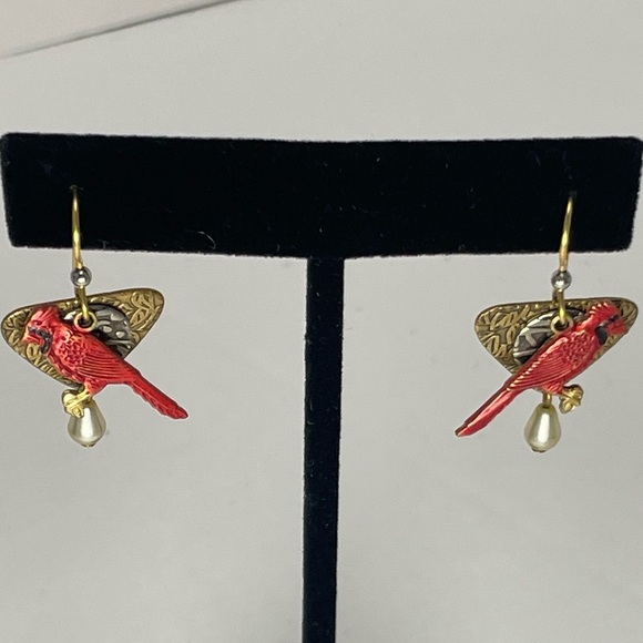 Red Cardinal Pearl Triangle Hammered Textured Earrings Bead Gold-tone - Picture 1 of 6